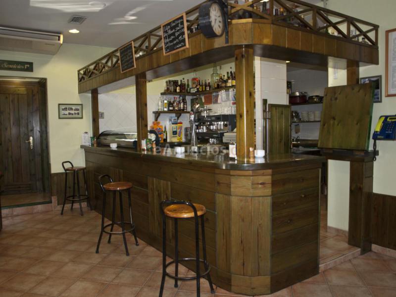 Se vende local (antiguo bar restaurante)