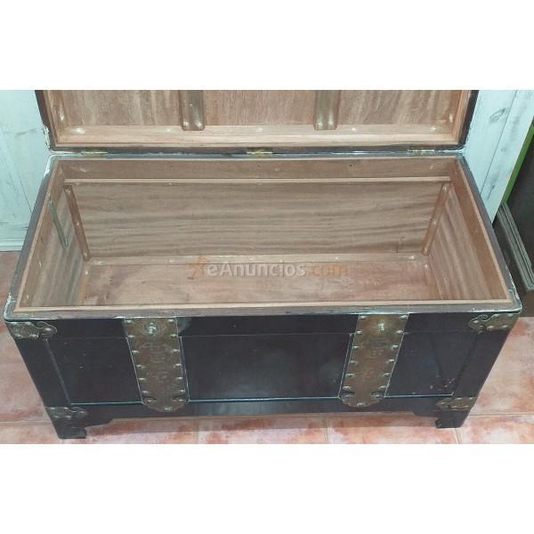 ANTIGUO BAÚL DE VIAJE CON MOTIVOS ORIENTALES