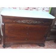 CÓMODA DE CAOBA Y CHICARANDA MARQUETERÍA DE ZINC SIGLO XIX