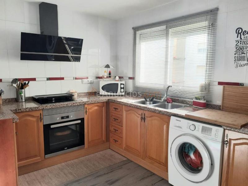 Adosado de 3 plantas con cochera - Miramar