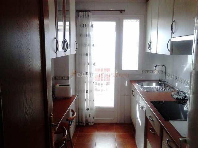 Se alquila piso de 2 dormitorios con ascensor