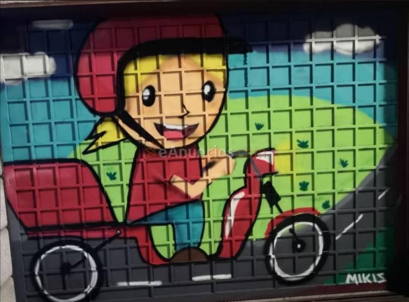 Se pintan logotipos de empresas y negocios en fachadas,