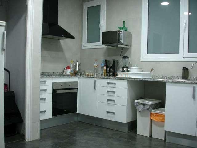 Habitación con balcon luminosa en barcelona