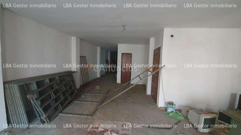 Local comercial junto al ayuntamiento.