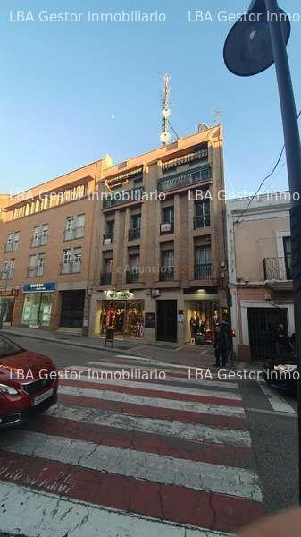 Local comercial junto al ayuntamiento.