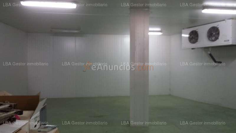 NAVE INDUSTRIAL EN ESQUINA CON CÁMARAS DE CONGELACIÓN DENTRO DE LA TRAMA URBANA
