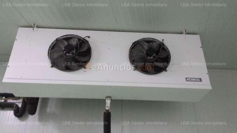 NAVE INDUSTRIAL EN ESQUINA CON CÁMARAS DE CONGELACIÓN DENTRO DE LA TRAMA URBANA