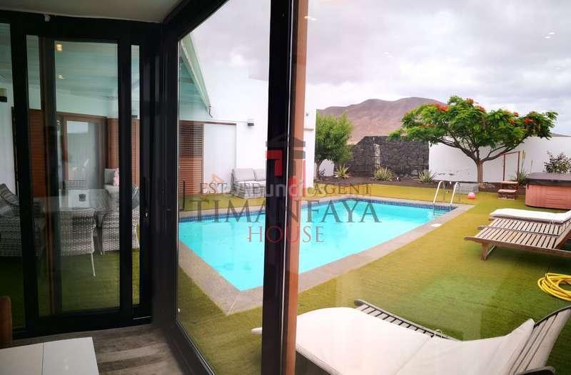 Villa independiente en venta Playa Blanca.