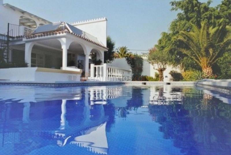 Adosado en venta en  PUERTO BANÚS, Nueva Andalucía, Marbella