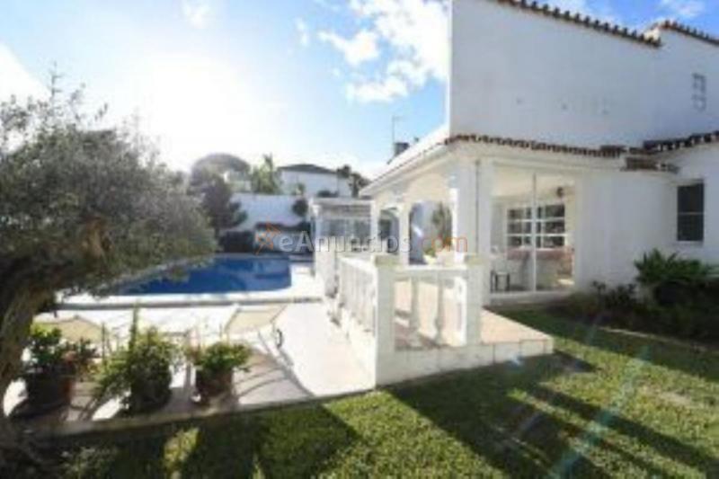 Adosado en venta en  PUERTO BANÚS, Nueva Andalucía, Marbella