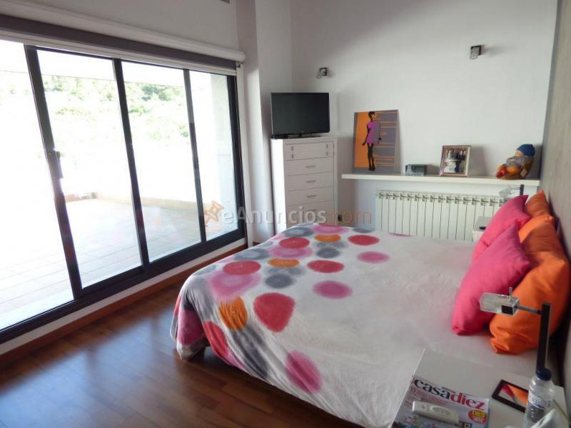 ESPECTACULAR CASA SEMINUEVA DE CINCO HABITACIONES CON TERRAZA EN VENTA EN EL PONT DE VILOMARA.