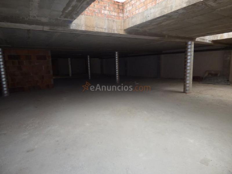 LOCAL DE 330m2 EN ALQUILER EN EL CENTRO DE MANRESA DIÁFANO