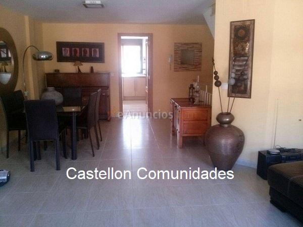 Chalet-Pareado  Casco urbano  Garaje y piscina