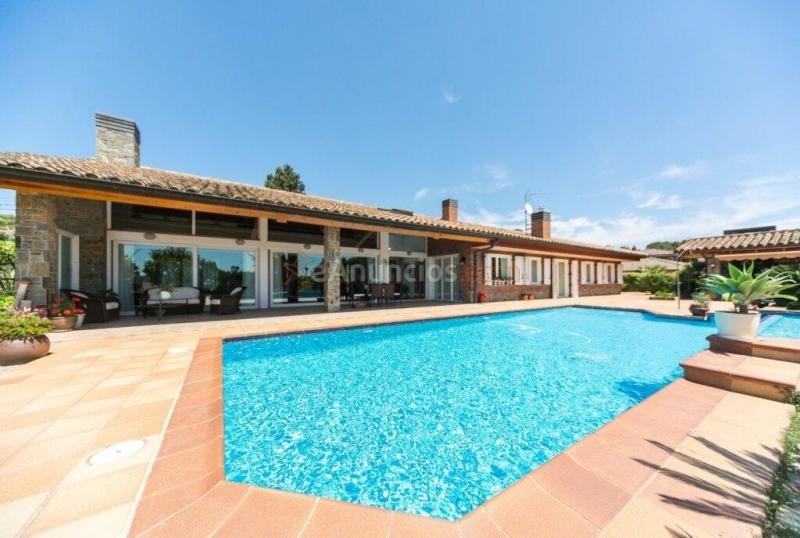 Espectacular casa de estilo rústico en una planta