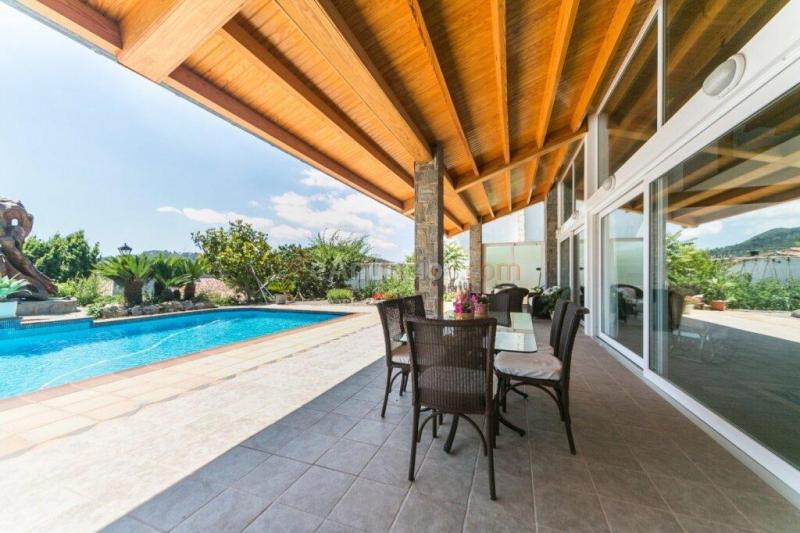 Espectacular casa de estilo rústico en una planta