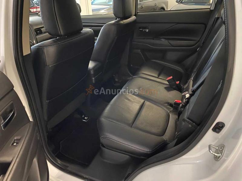 Mitsubishi Outlander 220D AUTO KAITEKI AWD 7 PLAZAS 