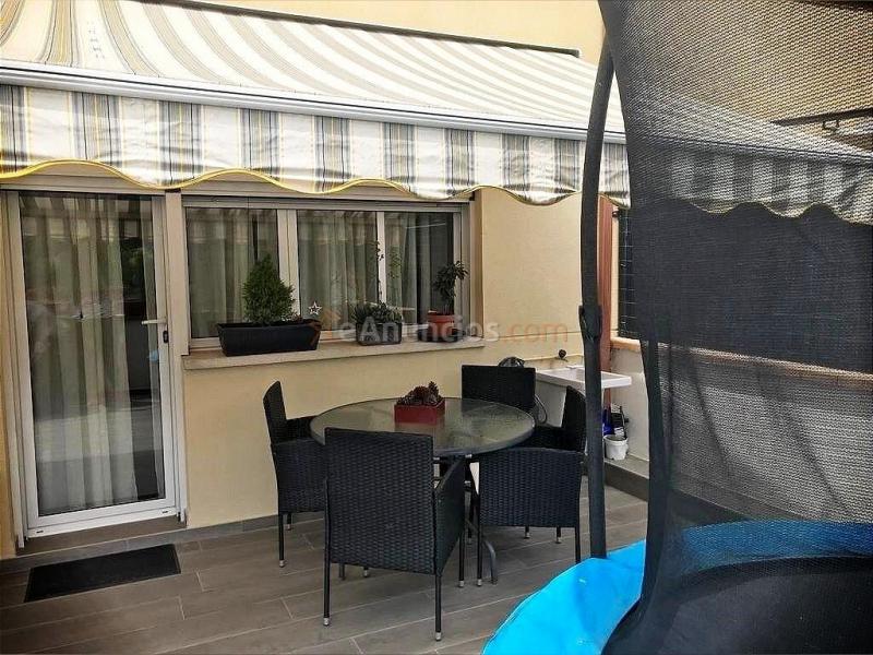 CASA SEMINUEVA DE TRES HABITACIONES Y DOS TERRAZAS A LA VENTA EN LA BARRIADA DE SANT PAU.