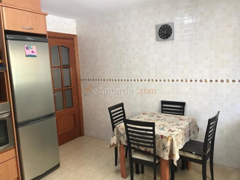 CASA SEMINUEVA DE TRES HABITACIONES Y DOS TERRAZAS A LA VENTA EN LA BARRIADA DE SANT PAU.