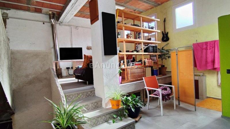 CASA DE TRES PLANTAS UNICA EN SU ESTILO EN VENTA EN EL CENTRO DE SANTPEDOR.