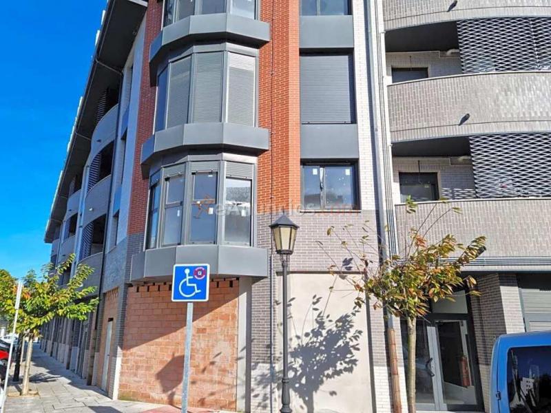 Gran local comercial en el centro de Colindres