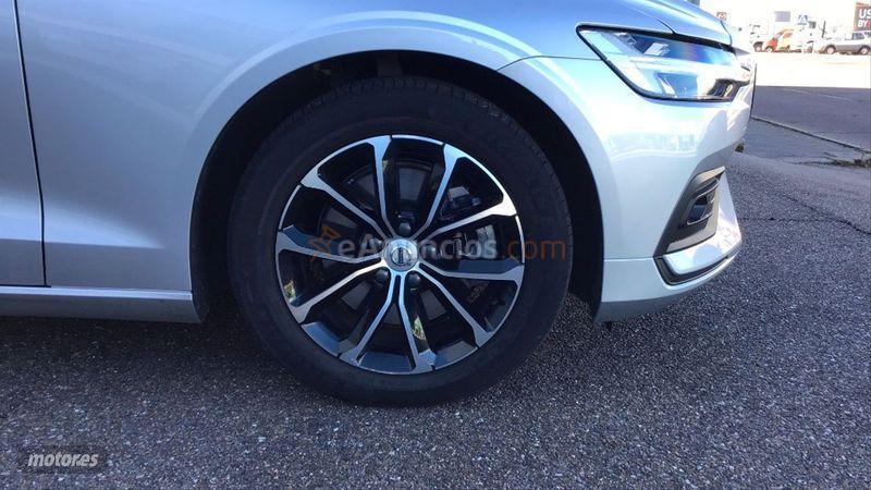 Volvo V 60 2.0 B4 D Momentum Pro Auto de 2021 con 17.500 Km por 36.900 EUR. en Salamanca