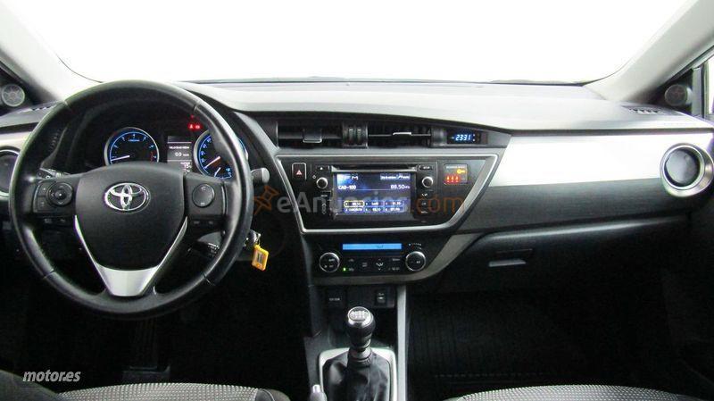 Toyota Auris 130 Active Touring Sports de 2014 con 111.587 Km por 11.990 EUR. en Palencia