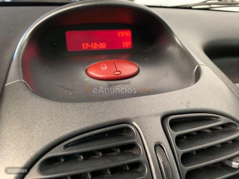 Peugeot 206 CC 1.6 de 2005 con 130.001 Km por 2.950 EUR. en Sevilla