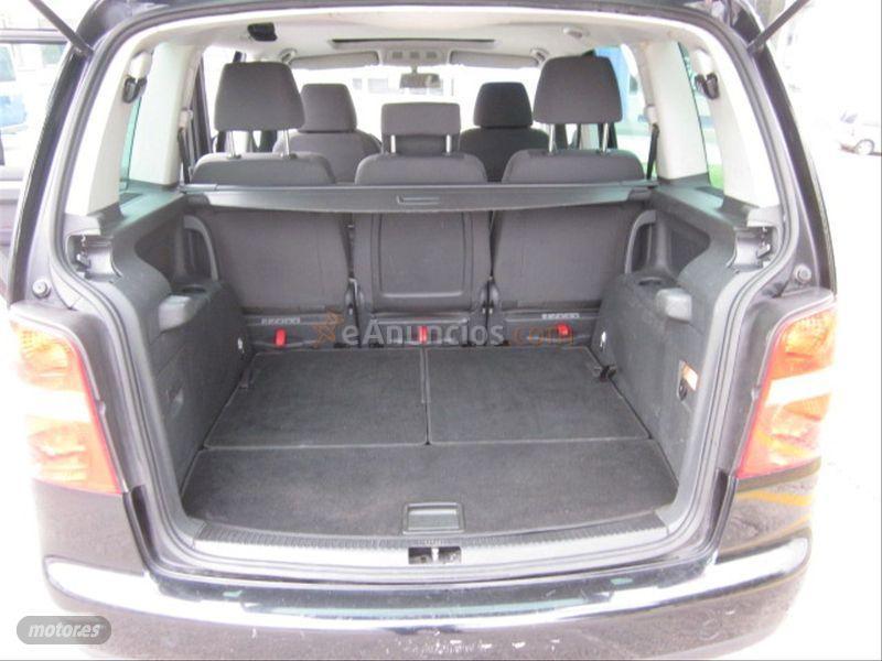 Volkswagen Touran 1.6 FSI Traveller de 2006 con 186.000 Km por 5.500 EUR. en Malaga