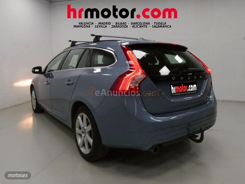 Volvo V 60 2.0 D2 Momentum de 2017 con 132.893 Km por 14.920 EUR. en Madrid