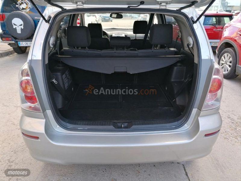 Toyota Corolla Verso 2.2 D4D 136cv Sol de 2006 con 115.000 Km por 5.600 EUR. en Salamanca