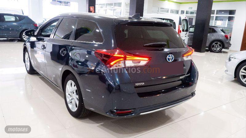Toyota Auris 1.8 140H Active Touring Sports de 2016 con 165.998 Km por 10.500 EUR. en Sevilla