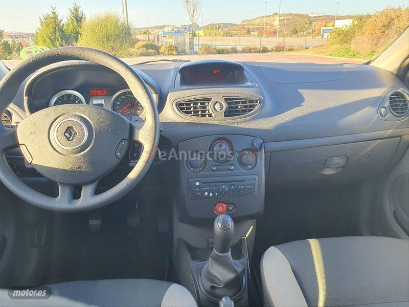 Renault Clio Grand Tour Business 1.2 16v 75 de 2011 con 82.000 Km por 4.600 EUR. en Madrid
