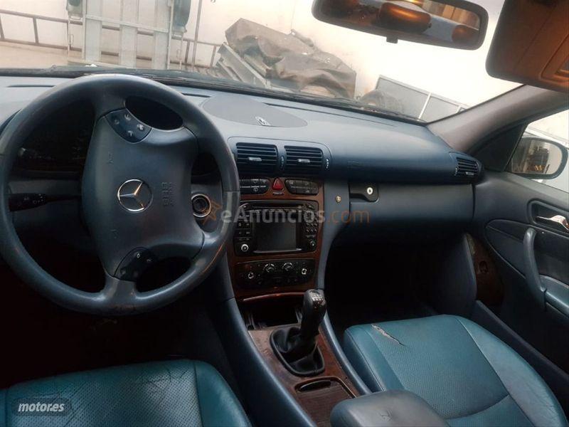 Mercedes Clase C C 200 CDI Avantgarde Familiar de 2005 con 330.000 Km por 1.500 EUR. en Badajoz