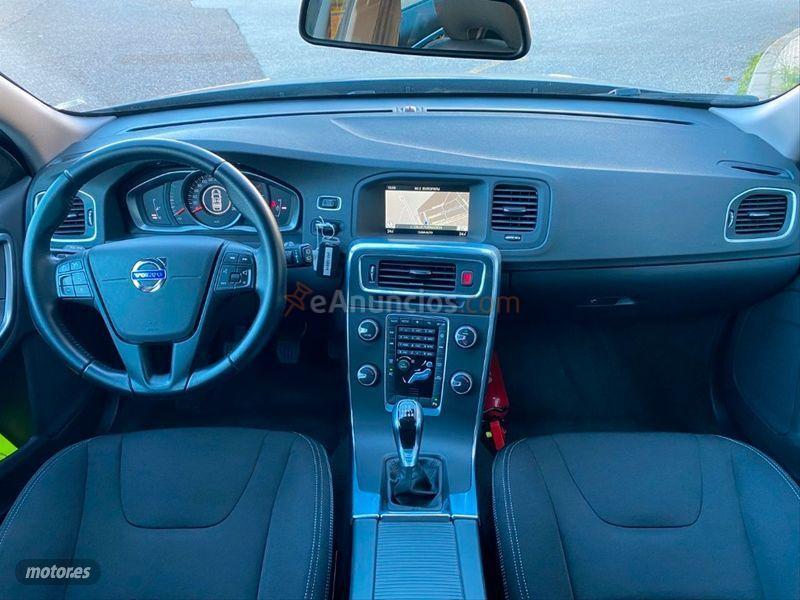 Volvo V 60 2.0 D2 Kinetic de 2016 con 86.000 Km por 15.990 EUR. en Sevilla