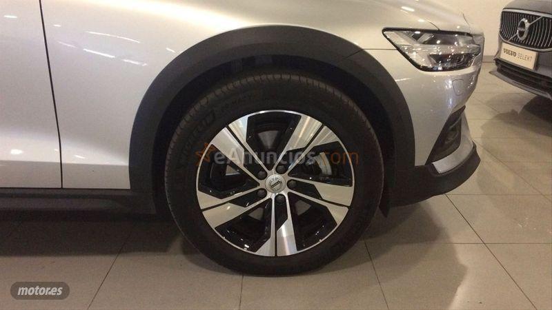 Volvo V 60 2.0 D4 Auto AWD de 2021 con 15.740 Km por 39.600 EUR. en Barcelona