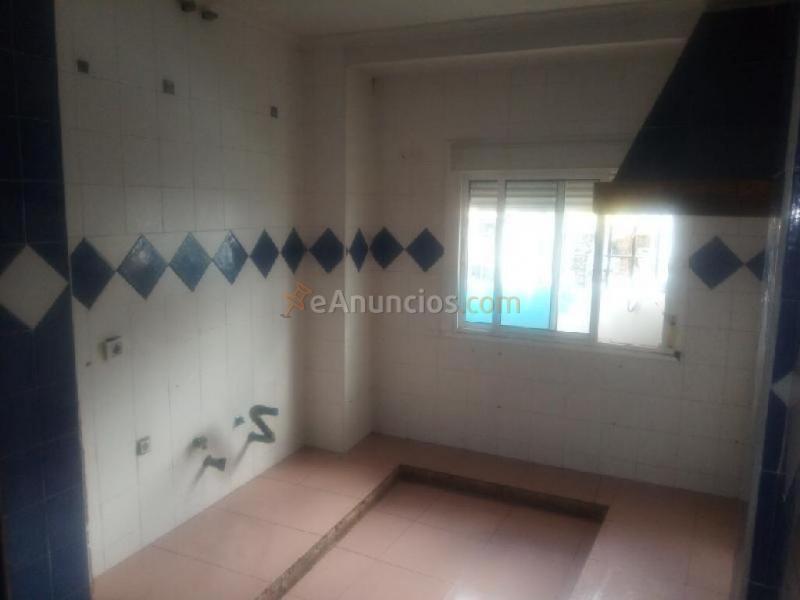 Casa de 3 plantas  **PRECIO NEGOCIABLE**