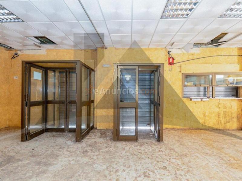 Gran local de esquina de 238 m2, con 3 accesos desde dos calles,