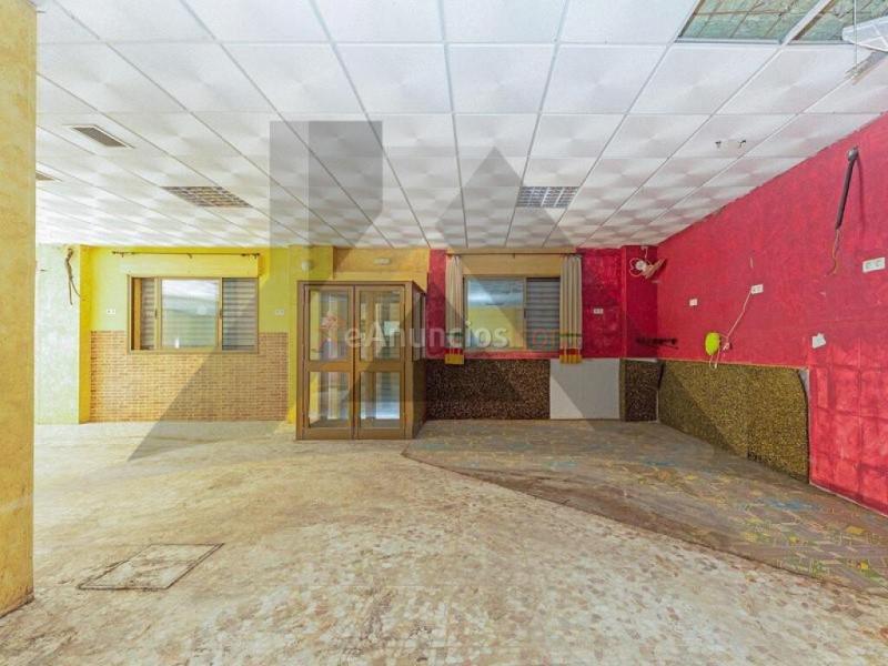 Gran local de esquina de 238 m2, con 3 accesos desde dos calles,