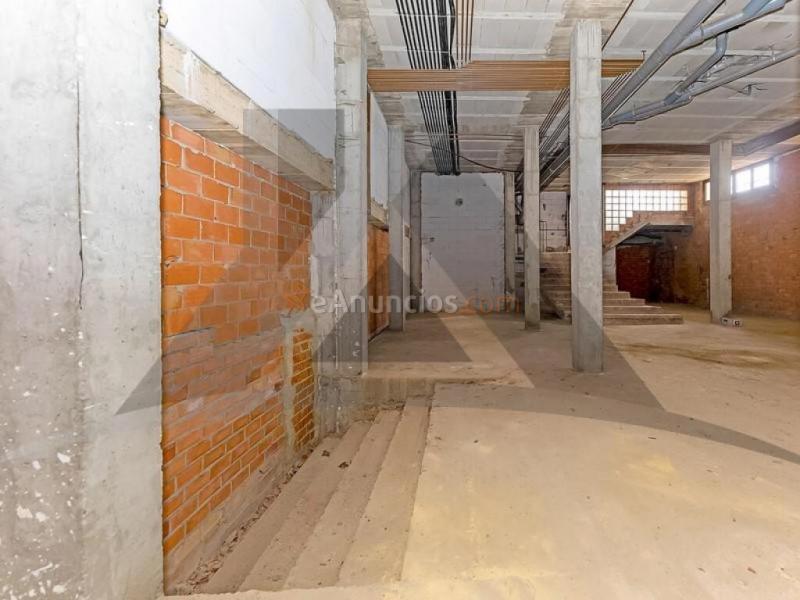 Local comercial diáfano y en bruto, en planta semisótano edificio residencial,  Bien situado en zona céntrica de la localidad