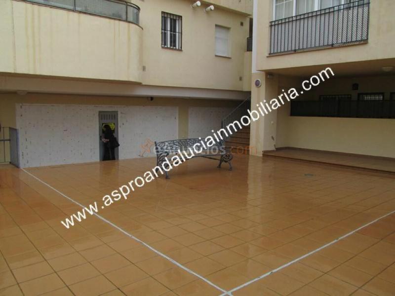 Local comercial situado en la primera planta de un edificio principalmente residencial.