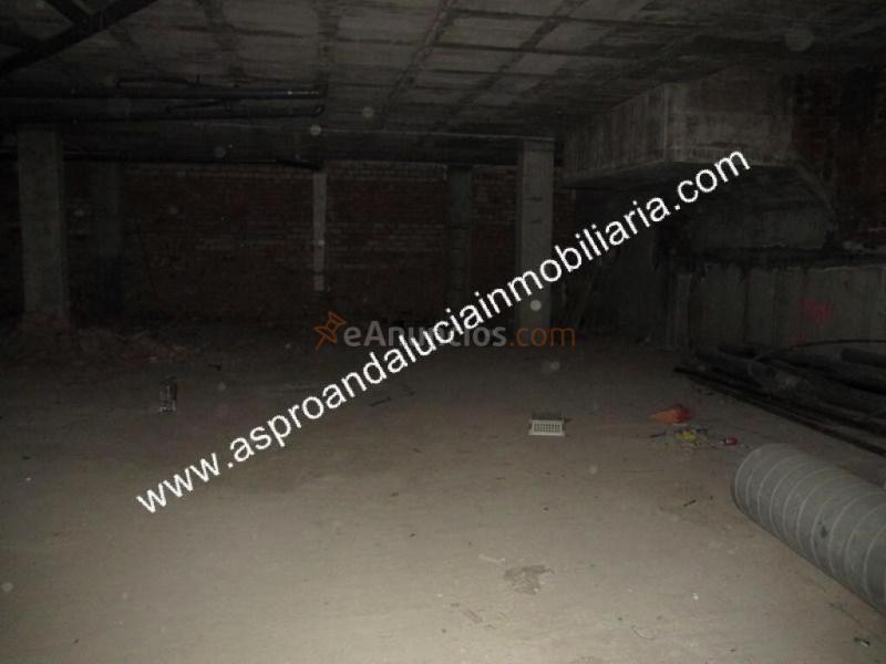 Local comercial situado en la primera planta de un edificio principalmente residencial.