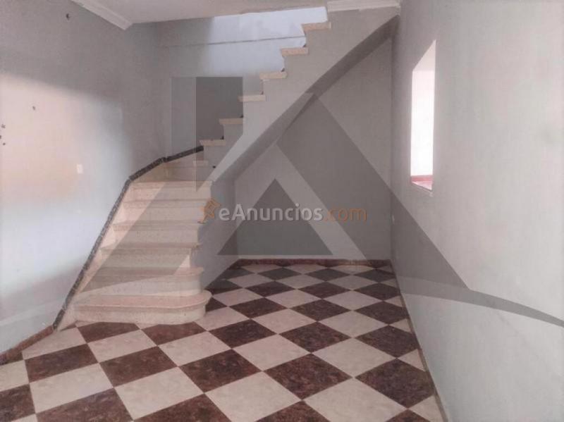 Casa de pueblo de dos plantas con amplia terraza privada y garaje cerrado.