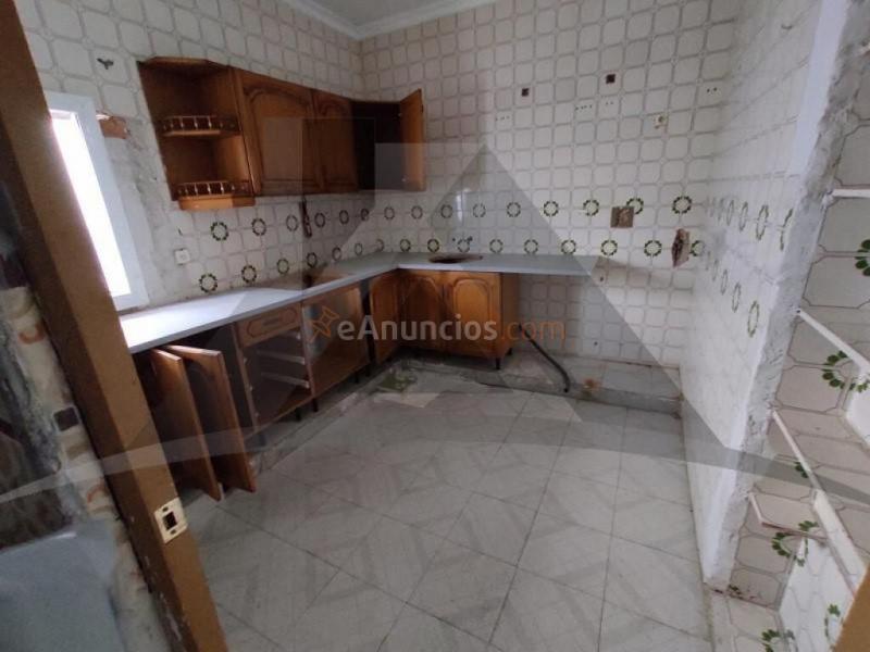 Casa de pueblo de dos plantas con amplia terraza privada y garaje cerrado.