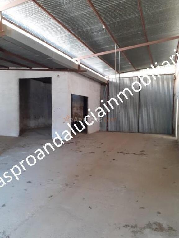Nave con salida a dos calles con una superficie de 1388,82 m2