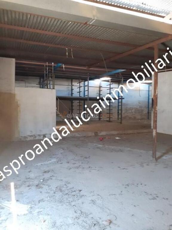 Nave con salida a dos calles con una superficie de 1388,82 m2