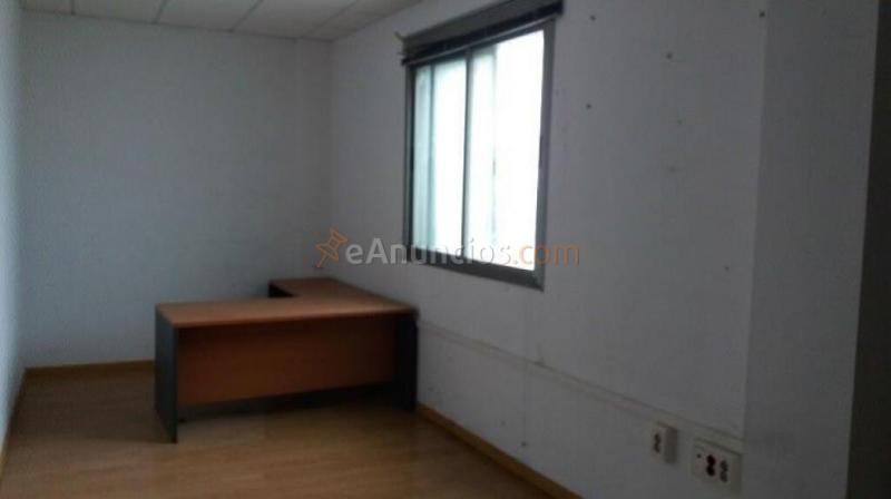 Oficina situada en la primera planta de un edificio. dispone de una plaza de parking y ascensor.