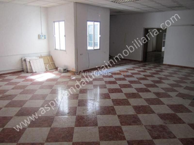 local comercial de dos plantas, posibilidad de solicitar cambio uso a residencial, y poder reformarlo para vivienda