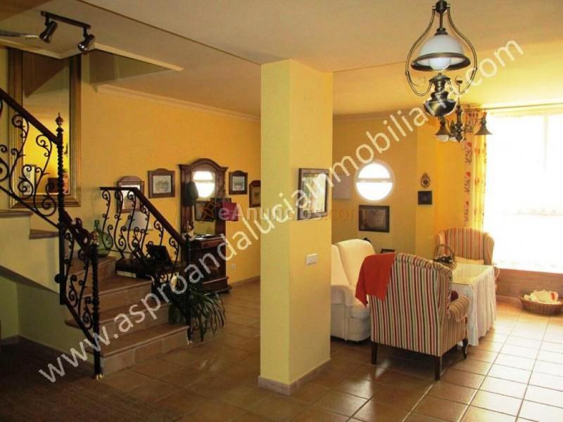 Casa Adosada de dos plantas, magnificas calidades