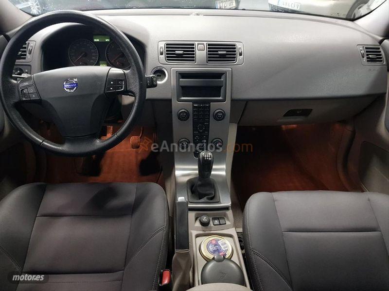 Volvo V 50 2.0D Kinetic de 2006 con 202.000 Km por 4.500 EUR. en Valladolid