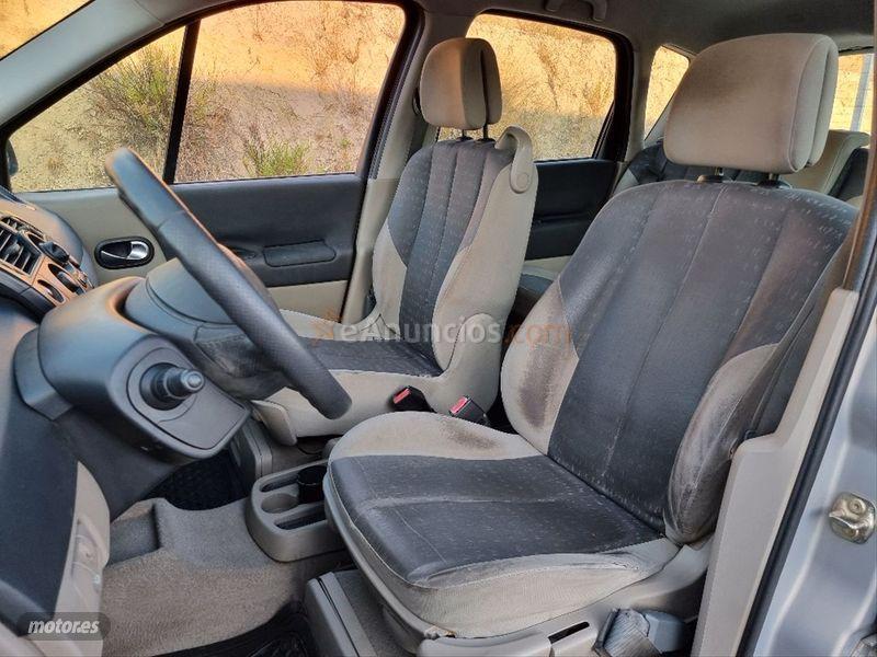 Renault Scenic CONFORT EXPRESSION 1.6 16V de 2004 con 110.000 Km por 2.000 EUR. en Granada